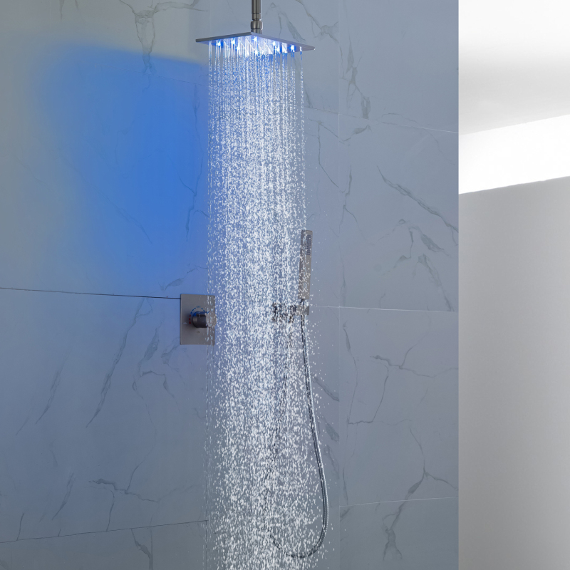 China Preço direto da fábrica Torneiras de banho e chuveiro de níquel escovado montadas no teto 28X18 CM Chuva LED Cabeça de chuveiro inteligente