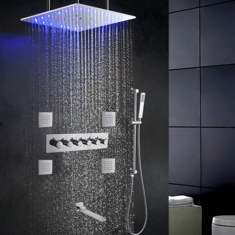 Conjunto de chuveiro termostático polido cromado LED Sistema de chuveiro montado no teto de 20 polegadas com jatos corporais de spa com spray portátil